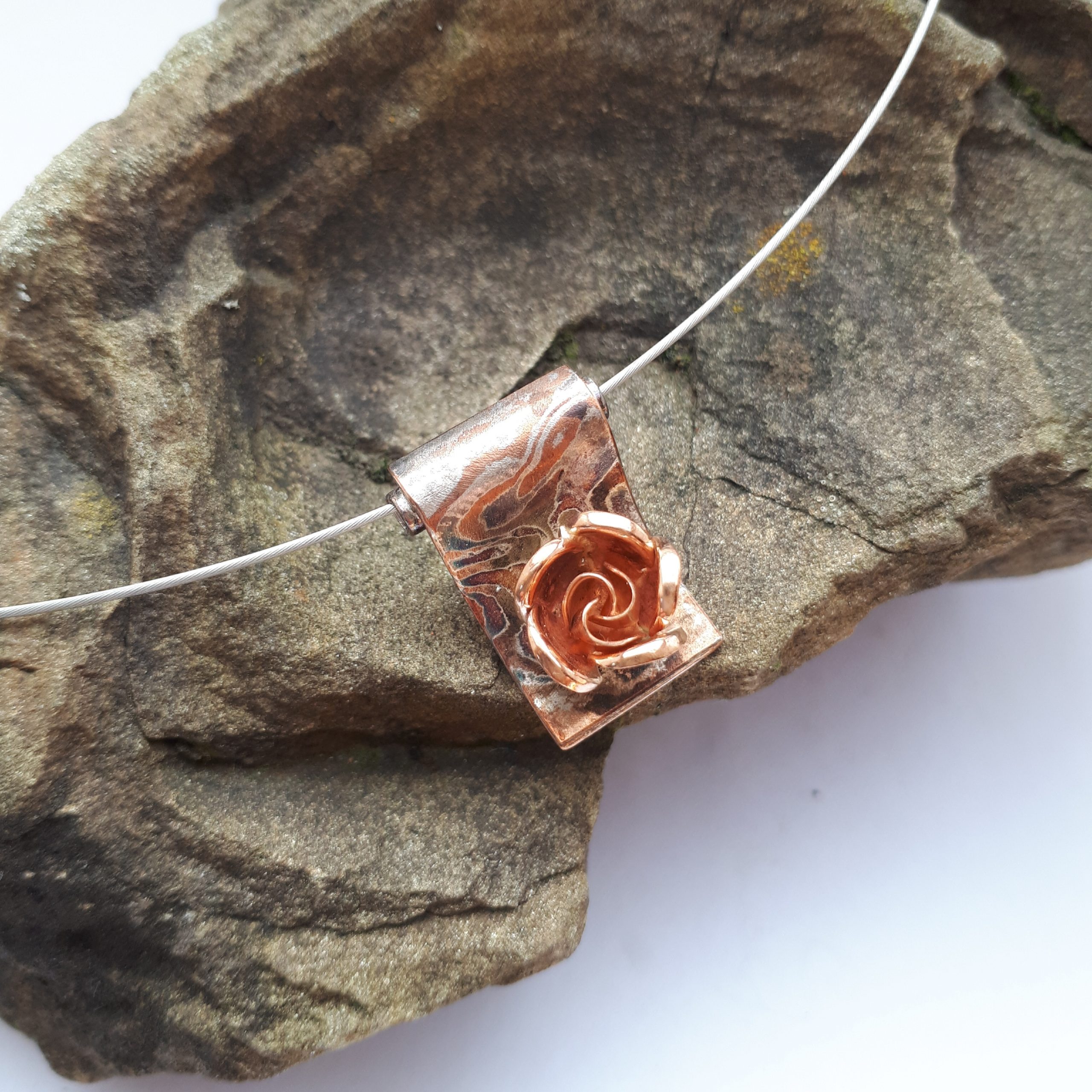 Collier, Rose auf Welle, Silber Kupfer Rotgold